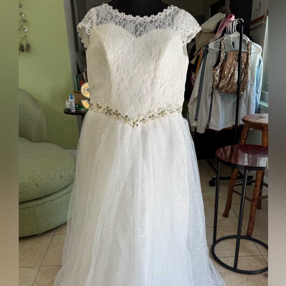 Elegant White Lace Wedding Dress